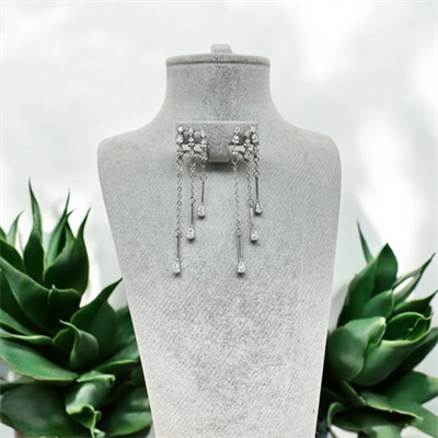 Cascade – VIP Koleksiyon Gümüş Renkli Sallantılı Çoklu Görünümlü İğneli Küpe