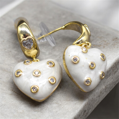 Amoura – VIP Koleksiyon 14K Altın Renginde Taş Detaylı Kalp Formlu İğneli Küpe