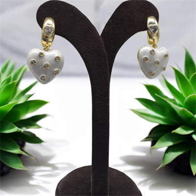 Amoura – VIP Koleksiyon 14K Altın Renginde Taş Detaylı Kalp Formlu İğneli Küpe