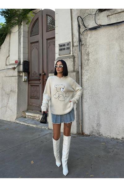 Bej Oversize Ayıcık Desenli Triko Kazak