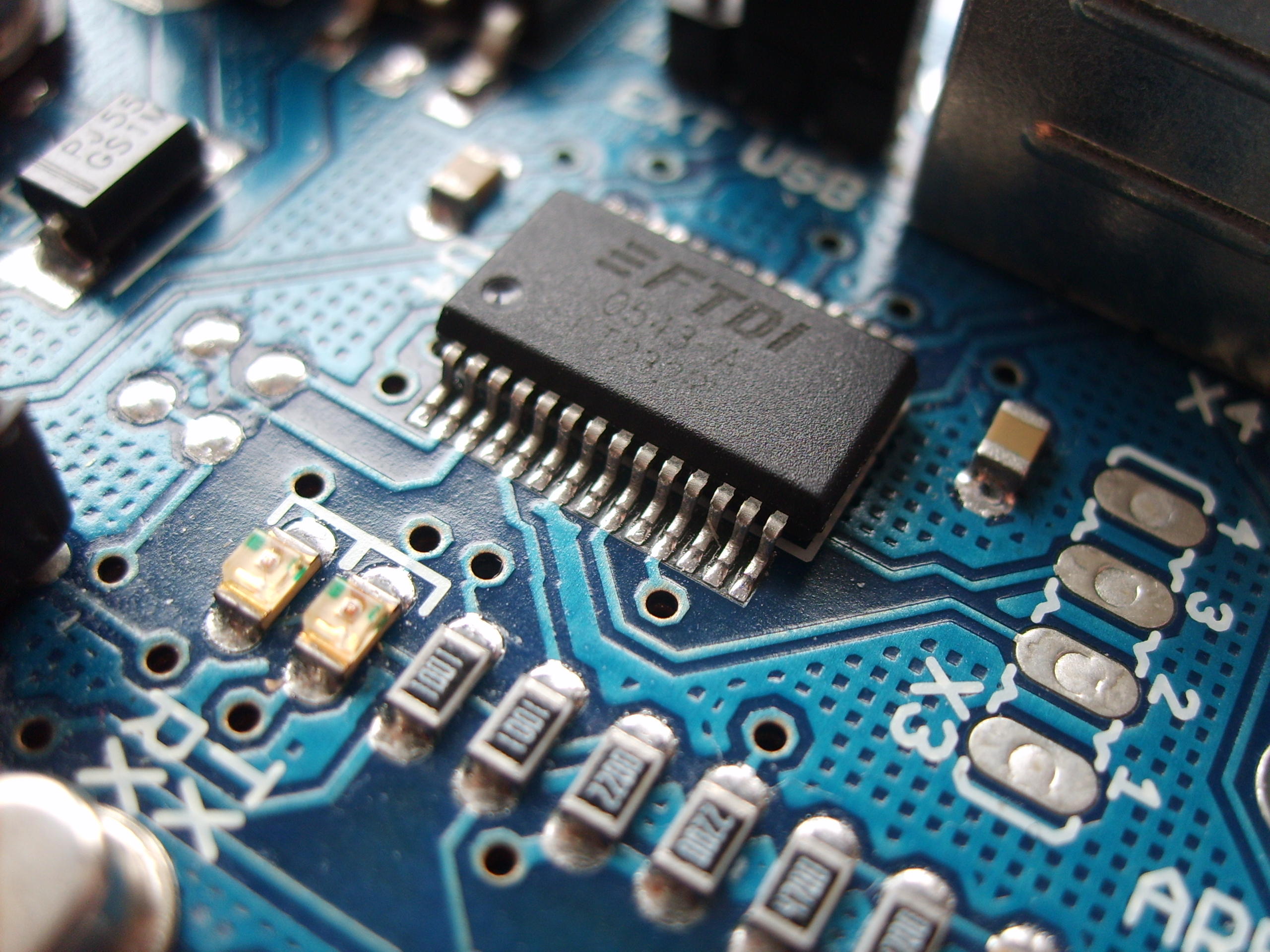 Elektronik malzeme çeşitleri: direnç, kapasitör, transistör, diyot, entegre devre ve optokuplörler