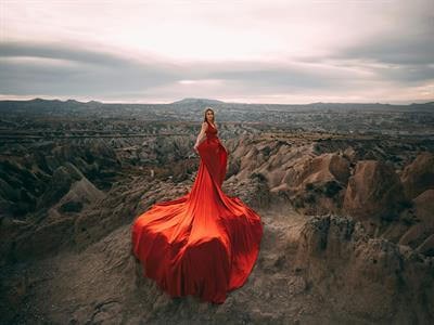 Flying Dress Photoshoot in Cappadocia – Sunrise Valleys with Hot Air Balloons