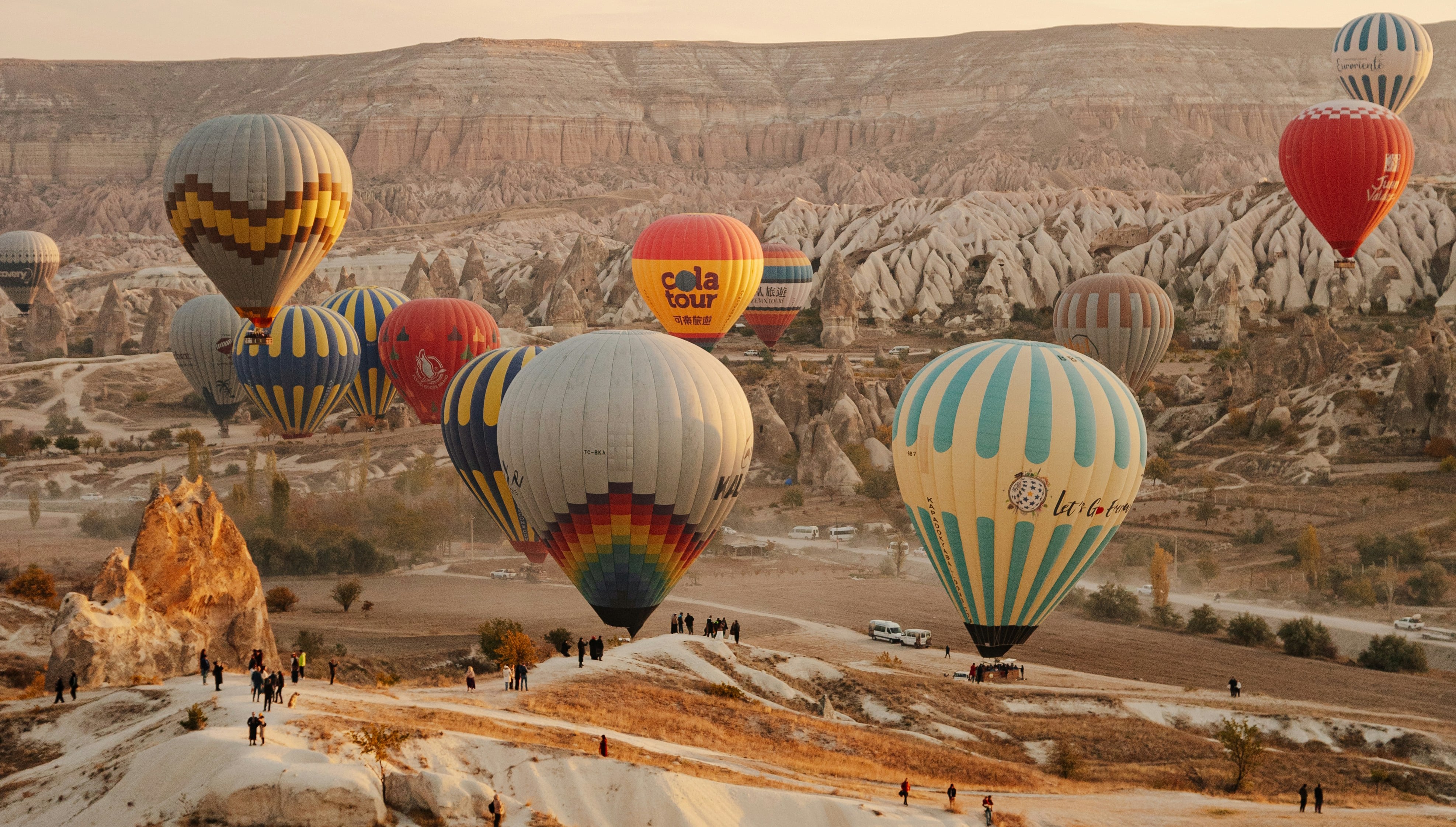 Balão de ar quente na Capadócia ao nascer do sol sobre as chaminés de fada
