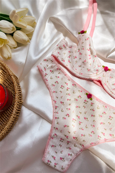 Yumi Beyaz ve Pembe Çiçek Desenli Bralet ve Külot Takımı 