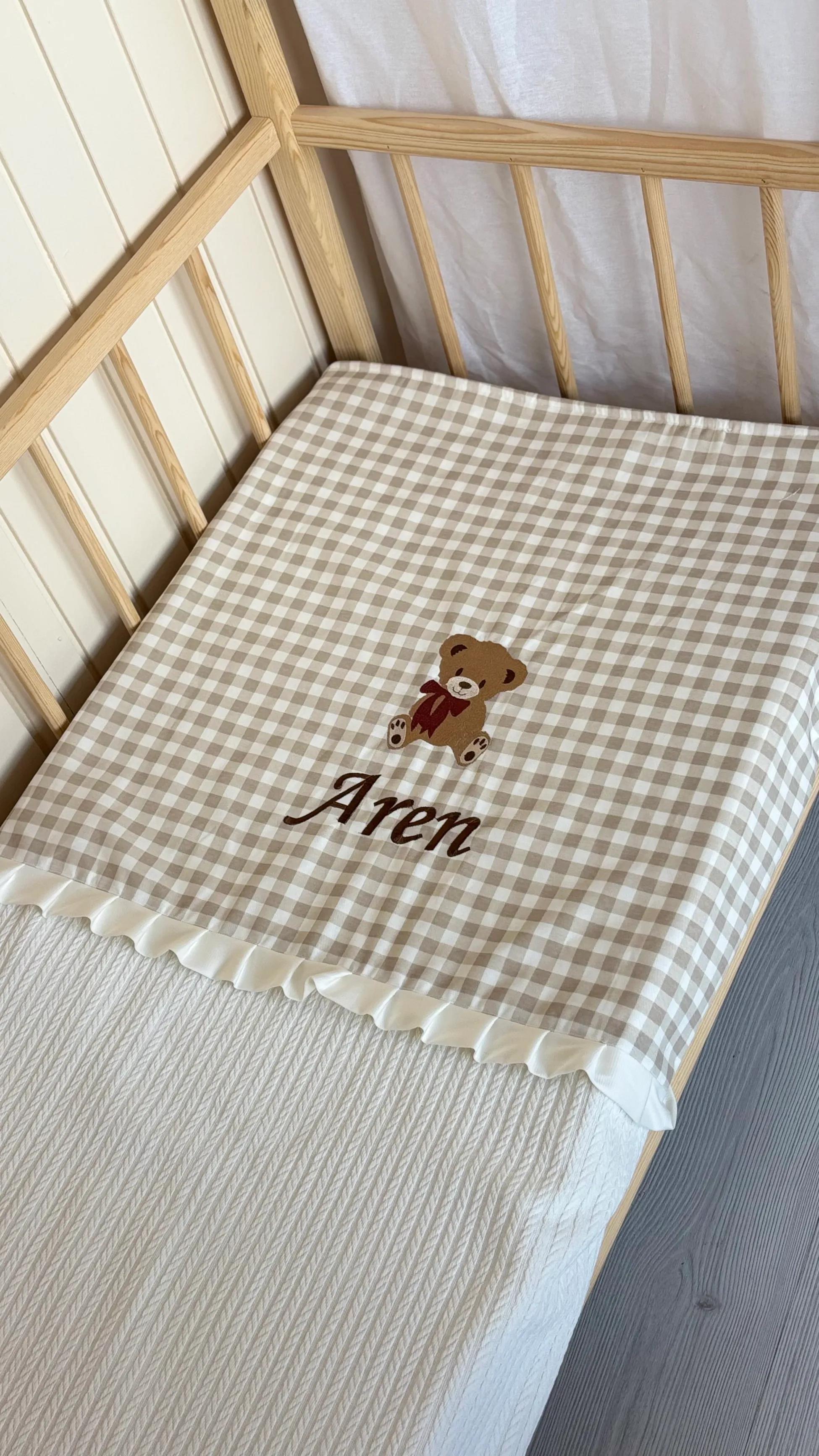 PİKE TEKLİ PAPYONLU AYICIK - 100x150 cm