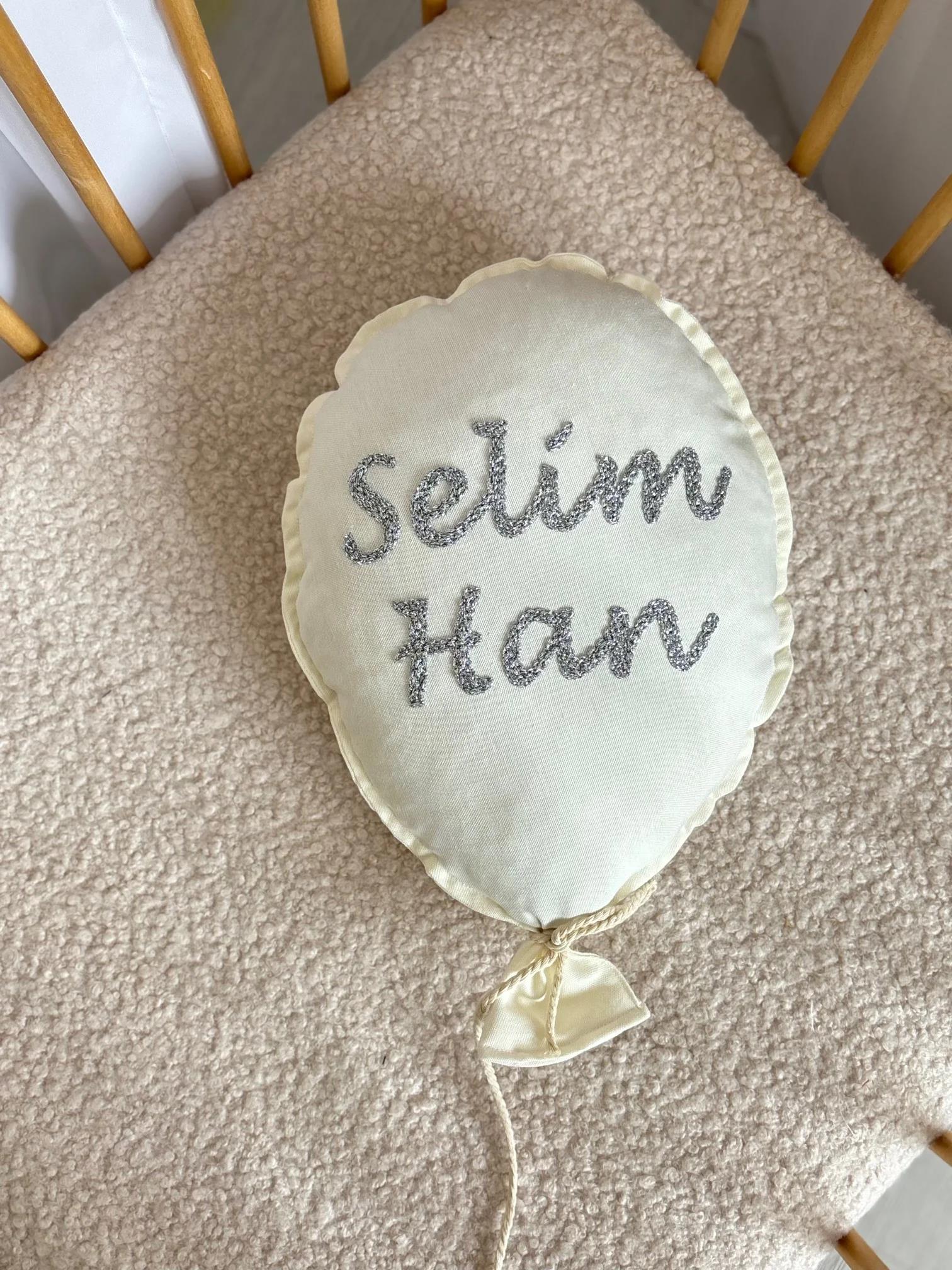 TEKLİ İSİM İŞLEMELİ EKRU BALON - GRİ SİMLİ İŞLEME