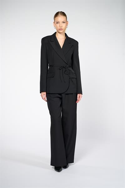 Kadın Siyah Bağcıklı Asimetrik Blazer Ceket