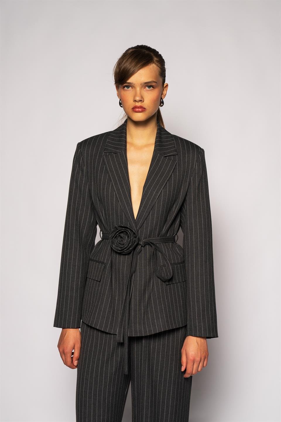 Kadın Antrasit Çizgili Gül Detaylı Blazer-Thalure