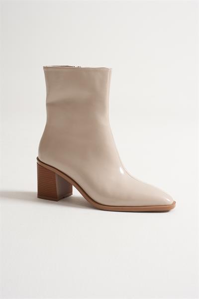 Arden Kadın Bej Rugan Kalın Topuklu Fermuar Detaylı BOT (7CM)