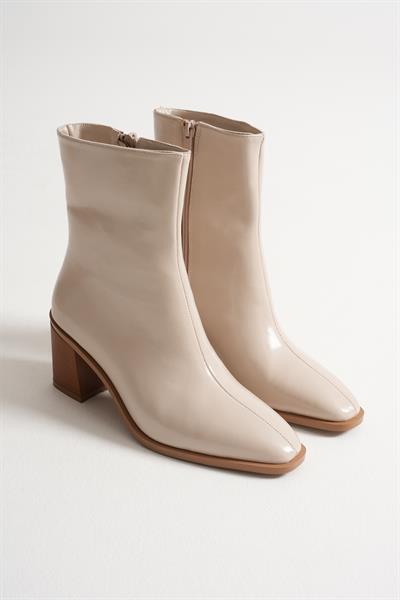 Arden Kadın Bej Rugan Kalın Topuklu Fermuar Detaylı BOT (7CM)
