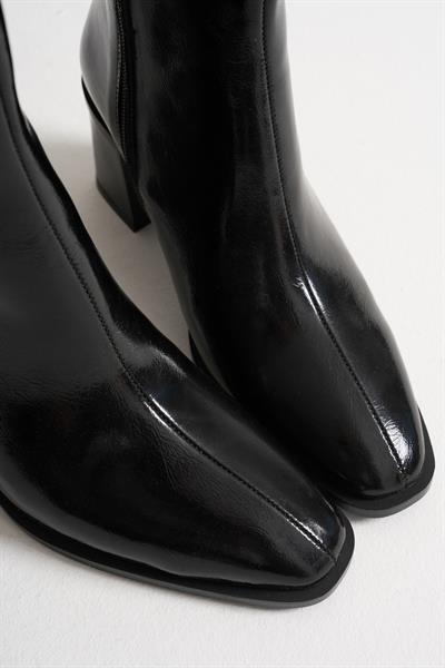 Arden Kadın Siyah Rugan Kalın Topuklu Fermuar Detaylı BOT (7CM)