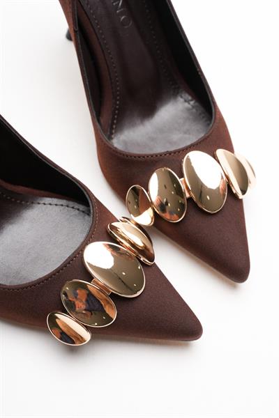 Aveline Kadın Kahve Nubuk Gold Aksesuarlı Sivri Burunlu Yüksek İnce Topuklu Stiletto Ayakkabı (9.5 CM) 