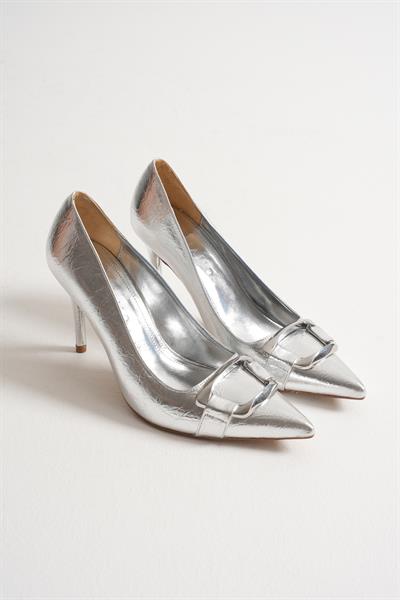 Corine Kadın Gümüş Metal Aksesuarlı Sivri Burun Yüksek İnce Topuklu Ayakkabı Stiletto  (9 CM)