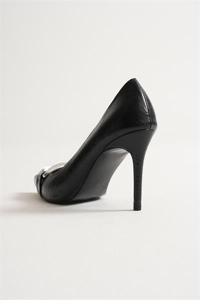 Corine Kadın Siyah Metal Aksesuarlı Sivri Burun Yüksek İnce Topuklu Ayakkabı Stiletto  (9 CM)