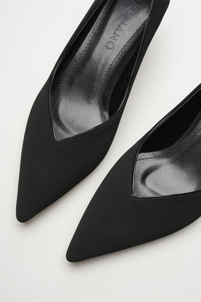 Elera Siyah Nubuk Sivri Burunlu Kadın İnce Metal Alçak Topuklu Klasik Ayakkabı (5cm)