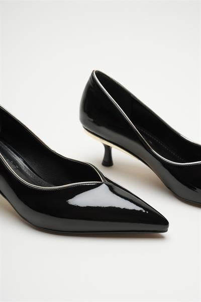 Elera Siyah Rugan Sivri Burunlu Kadın İnce Metal Alçak Topuklu Klasik Ayakkabı (5cm) 