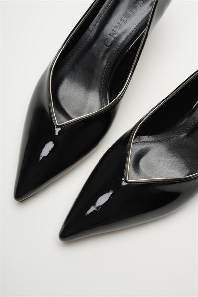 Elera Siyah Rugan Sivri Burunlu Kadın İnce Metal Alçak Topuklu Klasik Ayakkabı (5cm) 