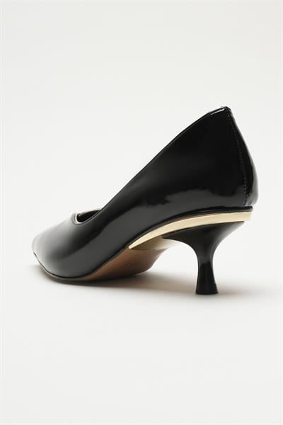 Elera Siyah Rugan Sivri Burunlu Kadın İnce Metal Alçak Topuklu Klasik Ayakkabı (5cm) 