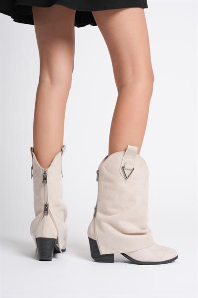 Kadın Bej Süet Körüklü Uzun Bot Fermuar Detaylı Metal Aksesuarlı Kalın Topuklu 6.5 cm Maloria
