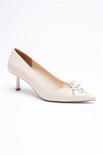 Kadın Deri Topuklu Ayakkabı 5.5 cm Sivri Burunlu Fiyonklu Gold Detaylı Bej Fiora