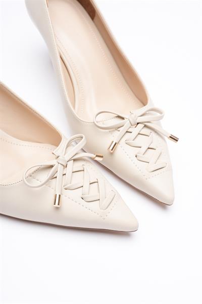 Kadın Deri Topuklu Ayakkabı 5.5 cm Sivri Burunlu Fiyonklu Gold Detaylı Bej Fiora