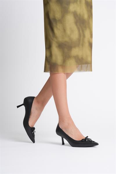 Kadın Deri Topuklu Ayakkabı 5.5 cm Sivri Burunlu Fiyonklu Gold Detaylı Siyah Fiora