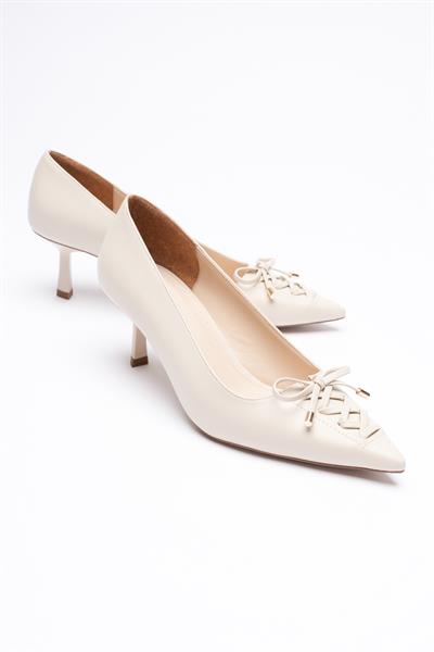 Kadın Deri Topuklu Ayakkabı 5.5 cm Sivri Burunlu Fiyonklu Gold Detaylı Bej Fiora