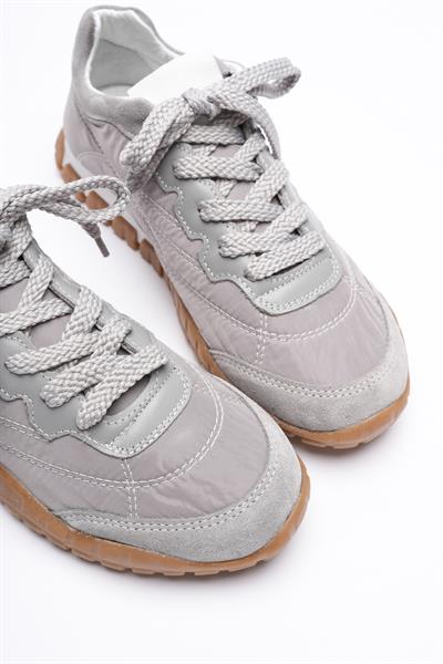 Kadın Hakiki Süet Bağcıklı Krep Tabanlı Anorak Detaylı Sneaker Gri Minu