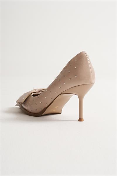 Mirabel Kadın Bej Metal Aksesuarlı Fiyonklu Sivri Burun İnce Topuklu Ayakkabı Stiletto (7 CM)