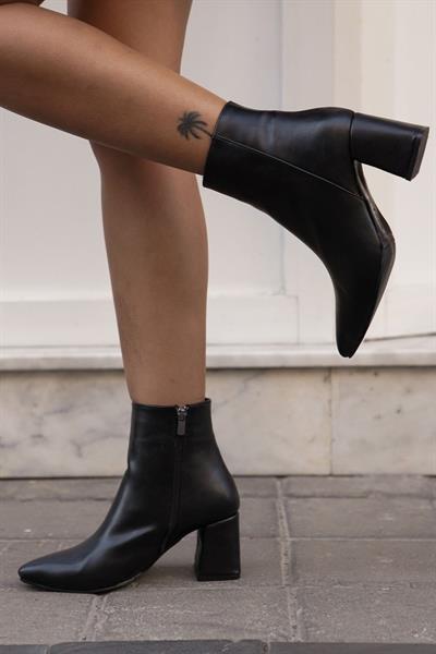 Mubiano MBZFR5006D-S Kadın Siyah Kalın Topuklu Sivri Burun Fermuarlı Kısa Bot &Bootie
