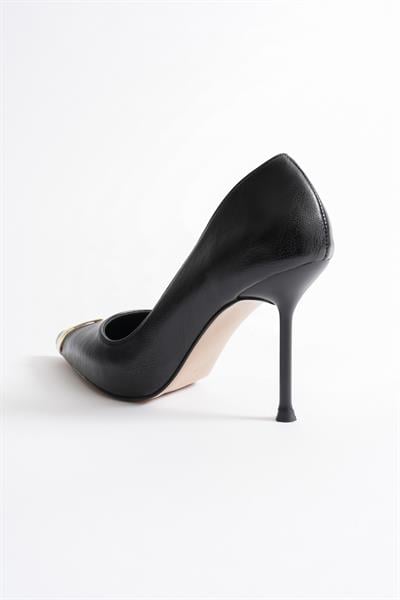 Nivora Kadın Siyah Deri Gold Aksesuarlı Sivri Burun Yüksek İnce Topuklu Ayakkabı Stiletto(9.5CM) 