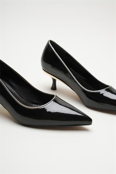 Selene Metal Aksesuar Detaylı Siyah Rugan Sivri Burunlu Alçak İnce Topuklu Stiletto Kadın Topuklu Ayakkabı (5cm)