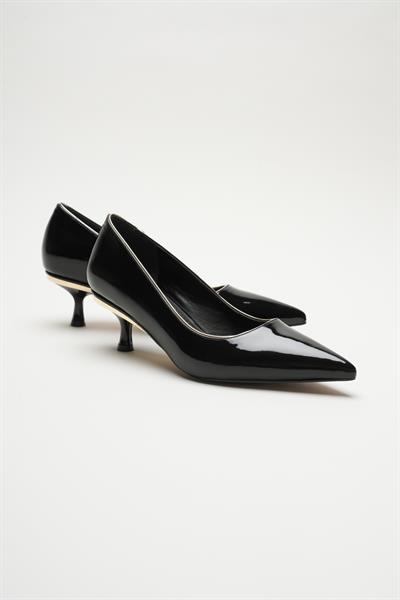 Selene Metal Aksesuar Detaylı Siyah Rugan Sivri Burunlu Alçak İnce Topuklu Stiletto Kadın Topuklu Ayakkabı (5cm)