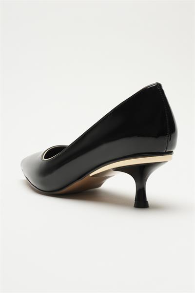 Selene Metal Aksesuar Detaylı Siyah Rugan Sivri Burunlu Alçak İnce Topuklu Stiletto Kadın Topuklu Ayakkabı (5cm)