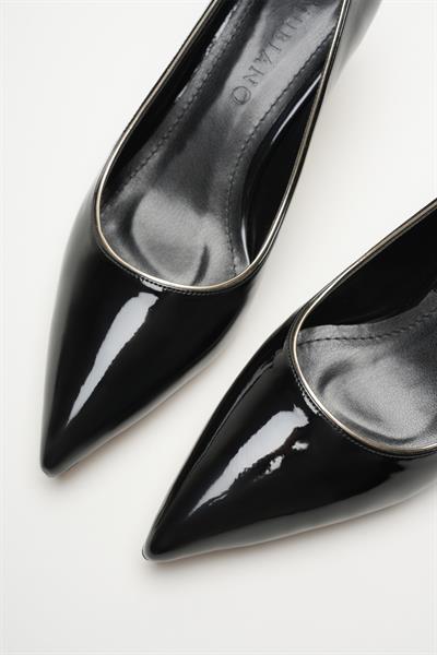 Selene Metal Aksesuar Detaylı Siyah Rugan Sivri Burunlu Alçak İnce Topuklu Stiletto Kadın Topuklu Ayakkabı (5cm)