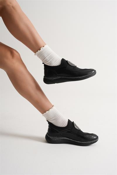 Sola Kadın Siyah Rugan Streçli Taş Detaylı Günlük Ayakkabı