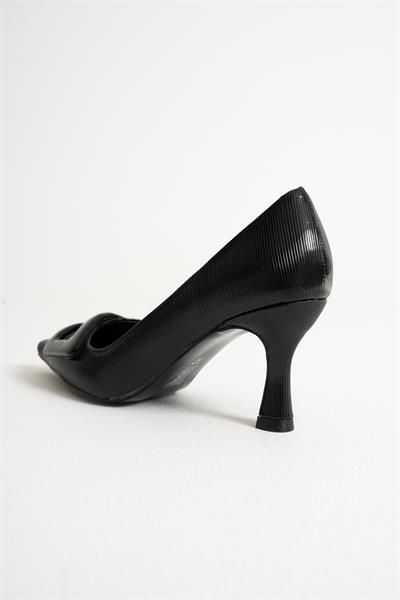 Valora Siyah Sivri Burunlu Kadın Rugan Toka Detay İnce Topuklu Klasik Ayakkabı (7cm)