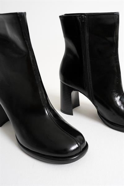 Vesta Kadın Siyah Rugan Kalın Topuklu Fermuarlı Kısa Bot 