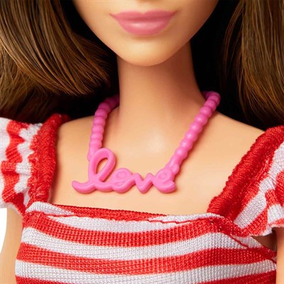 Barbie Dünyayı Geziyoruz Paris Macerası Bebek ve Aksesuar Seti