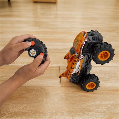 Hot Wheels 1:24 Uzaktan Kumandalı Monster Trucks Tiger Shark