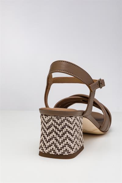 Sütlü Kahve Rengi Deri Sandalet