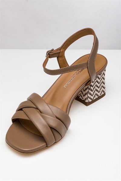 Sütlü Kahve Rengi Deri Sandalet