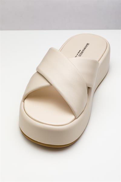 Kırık Beyaz Deri Terlik