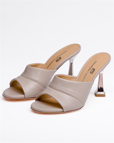 Bej Rengi Yumuşak Deri Tasarım Topuklu Terlik