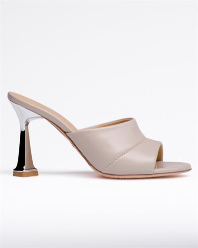 Bej Rengi Yumuşak Deri Tasarım Topuklu Terlik