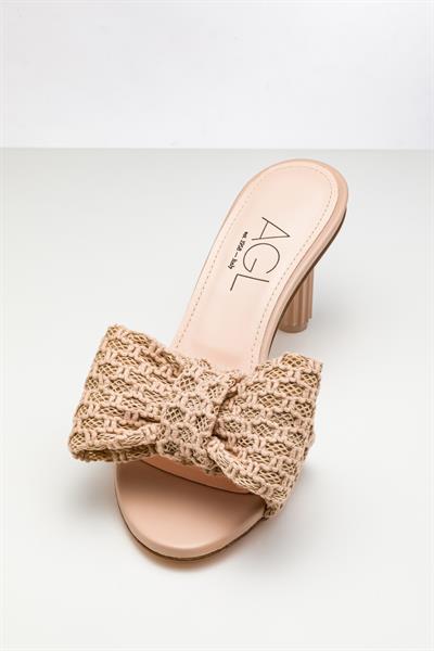 Bej Renkli Fiyonklu Topuklu Terlik