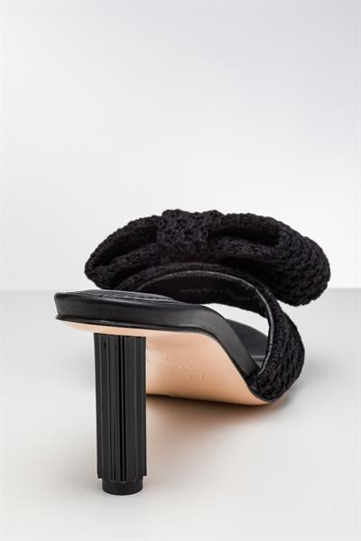 Siyah Renkli Fiyonklu Topuklu Terlik