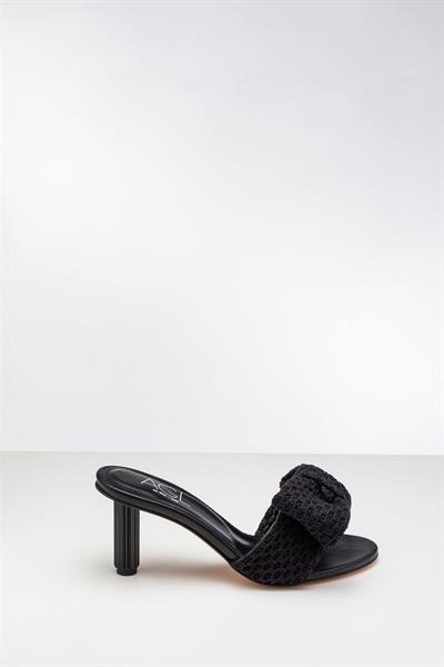 Siyah Renkli Fiyonklu Topuklu Terlik