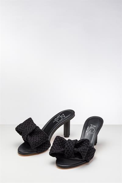 Siyah Renkli Fiyonklu Topuklu Terlik