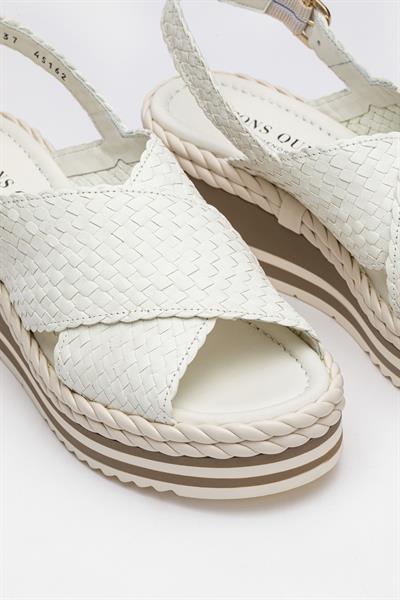 Krem Renkli Deri Dolgu Topuk Sandalet